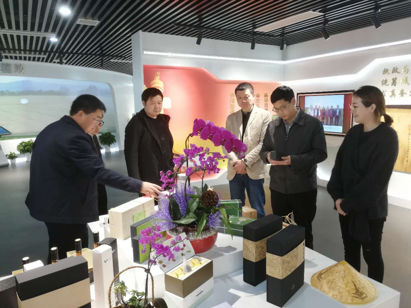 普安县委书记农文海一行考察开云中国特种茶中心